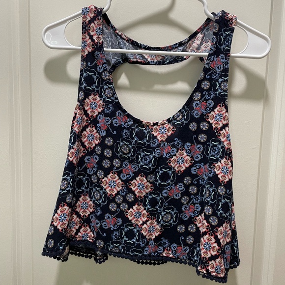 Tops - Patterned women's cropped tank top (L)